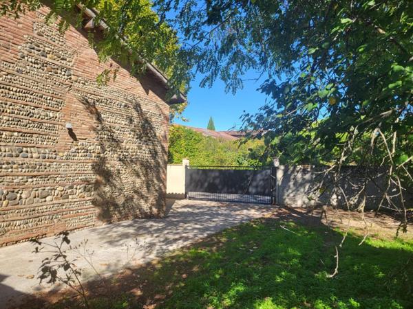 Coup de cœur pour les amoureux de l’ancien : volumes généreux, jardin arboré et potentiel rare.