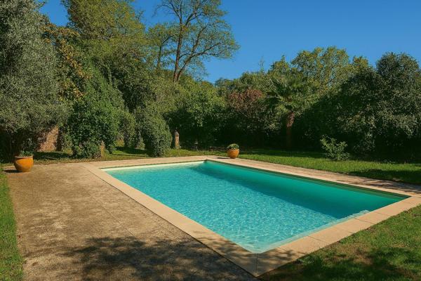 Coup de cœur pour les amoureux de l’ancien : volumes généreux, jardin arboré et potentiel rare.