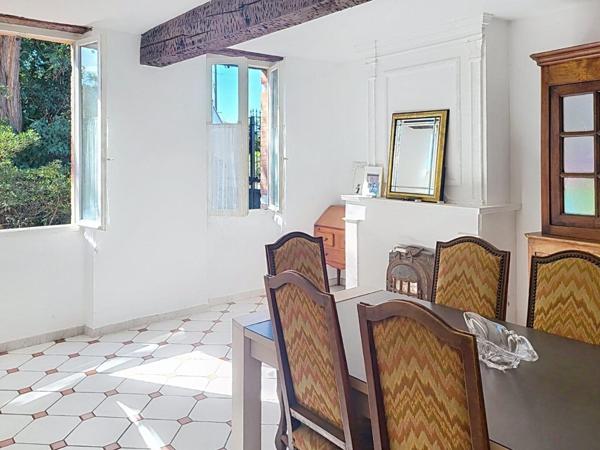 Coup de cœur pour les amoureux de l’ancien : volumes généreux, jardin arboré et potentiel rare.