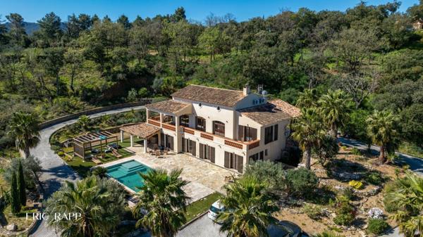 Superbe villa au calme offrant une vue dégagée
