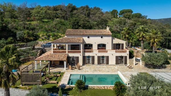 Superbe villa au calme offrant une vue dégagée