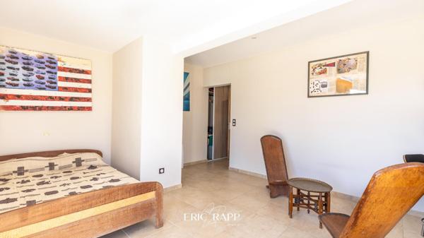 Superbe villa au calme offrant une vue dégagée