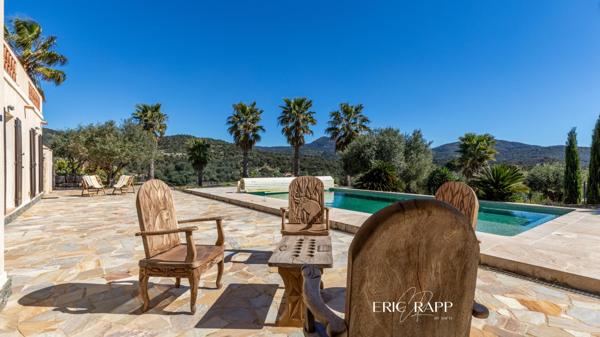 Superbe villa au calme offrant une vue dégagée