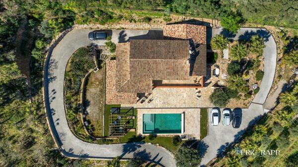 Superbe villa au calme offrant une vue dégagée