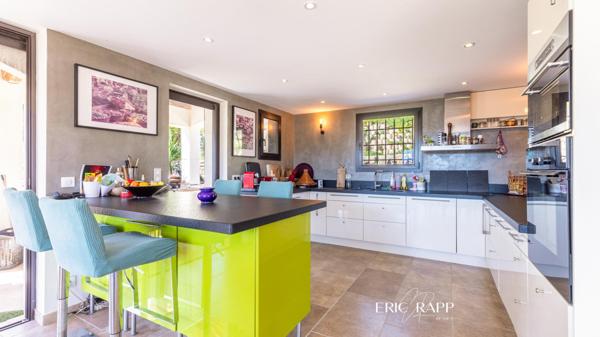 Superbe villa au calme offrant une vue dégagée