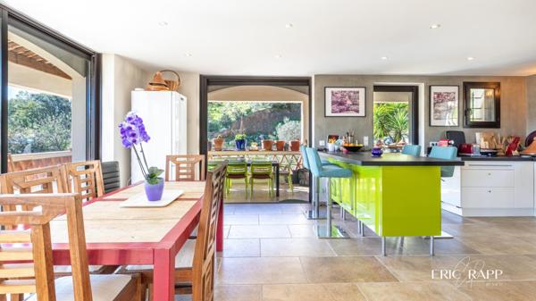 Superbe villa au calme offrant une vue dégagée