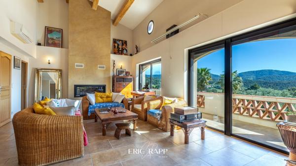 Superbe villa au calme offrant une vue dégagée