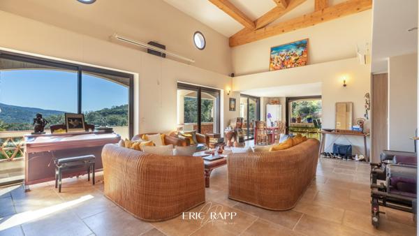 Superbe villa au calme offrant une vue dégagée