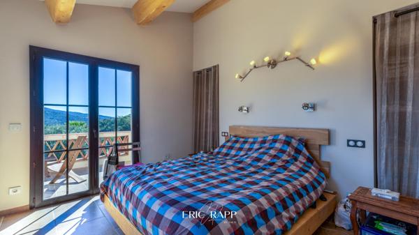 Superbe villa au calme offrant une vue dégagée