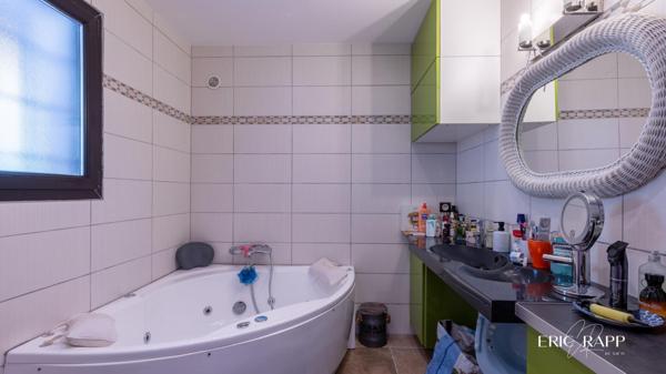 Superbe villa au calme offrant une vue dégagée