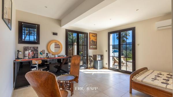 Superbe villa au calme offrant une vue dégagée