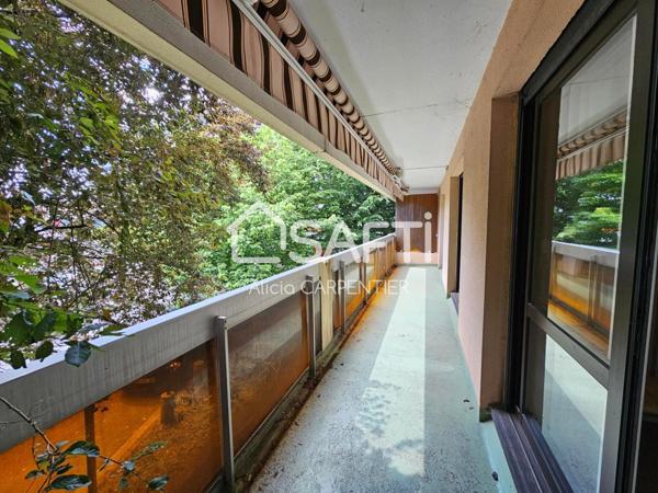 Spacieux appartement avec 2 places de parking privative, à proximité immédiate des commodités et du tram D