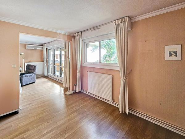 Spacieux appartement avec 2 places de parking privative, à proximité immédiate des commodités et du tram D