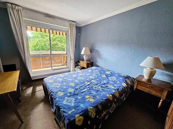 Spacieux appartement avec 2 places de parking privative, à proximité immédiate des commodités et du tram D