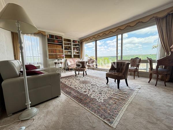 NESTENN IGNY  Appartement familial 5 pièces 107 m² avec extérieur, situé au 6? et dernier étage, vue panoramique, au sein du Parc de Diane avec tennis, piscine et Club House, aires de jeux. Commerces, écoles et transports à proximité (ligne V et bus). A