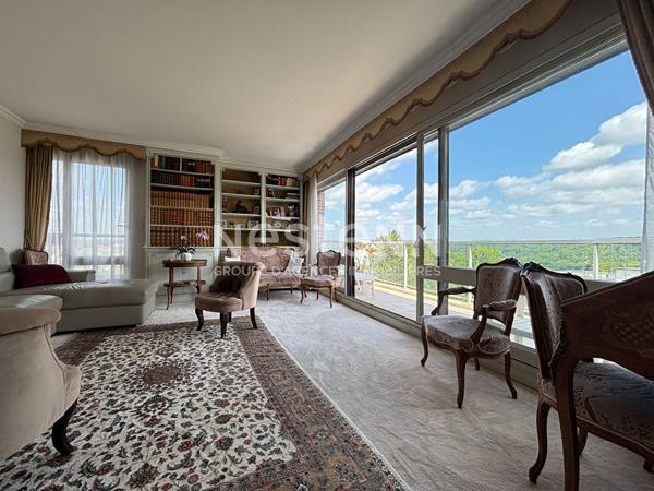 NESTENN IGNY  Appartement familial 5 pièces 107 m² avec extérieur, situé au 6? et dernier étage, vue panoramique, au sein du Parc de Diane avec tennis, piscine et Club House, aires de jeux. Commerces, écoles et transports à proximité (ligne V et bus). A