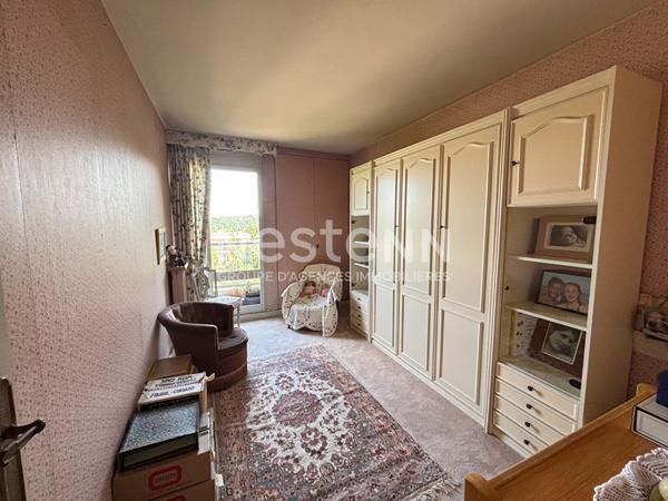 NESTENN IGNY  Appartement familial 5 pièces 107 m² avec extérieur, situé au 6? et dernier étage, vue panoramique, au sein du Parc de Diane avec tennis, piscine et Club House, aires de jeux. Commerces, écoles et transports à proximité (ligne V et bus). A