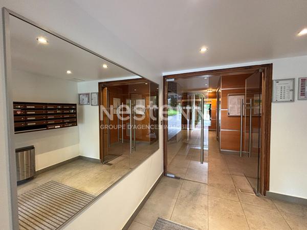 NESTENN IGNY  Appartement familial 5 pièces 107 m² avec extérieur, situé au 6? et dernier étage, vue panoramique, au sein du Parc de Diane avec tennis, piscine et Club House, aires de jeux. Commerces, écoles et transports à proximité (ligne V et bus). A