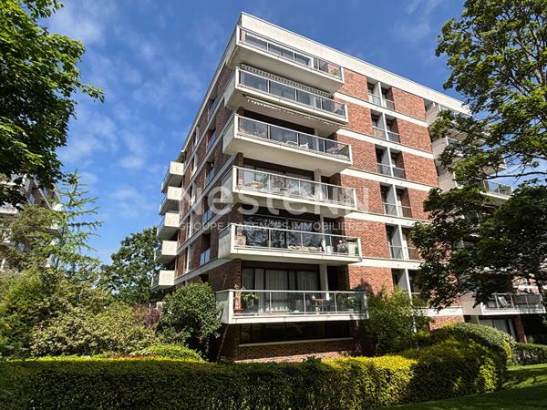 NESTENN IGNY  Appartement familial 5 pièces 107 m² avec extérieur, situé au 6? et dernier étage, vue panoramique, au sein du Parc de Diane avec tennis, piscine et Club House, aires de jeux. Commerces, écoles et transports à proximité (ligne V et bus). A