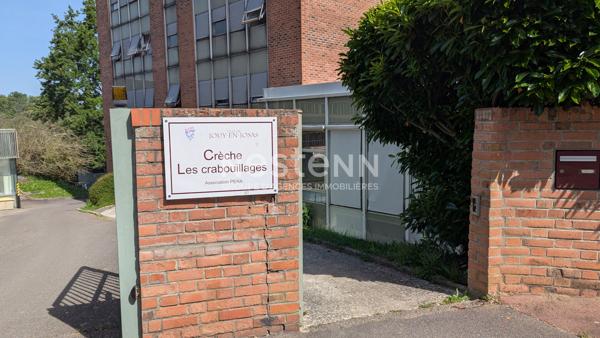NESTENN IGNY  Appartement familial 5 pièces 107 m² avec extérieur, situé au 6? et dernier étage, vue panoramique, au sein du Parc de Diane avec tennis, piscine et Club House, aires de jeux. Commerces, écoles et transports à proximité (ligne V et bus). A