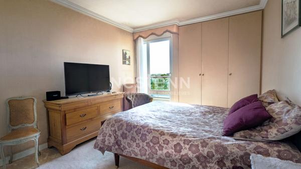 NESTENN IGNY  Appartement familial 5 pièces 107 m² avec extérieur, situé au 6? et dernier étage, vue panoramique, au sein du Parc de Diane avec tennis, piscine et Club House, aires de jeux. Commerces, écoles et transports à proximité (ligne V et bus). A