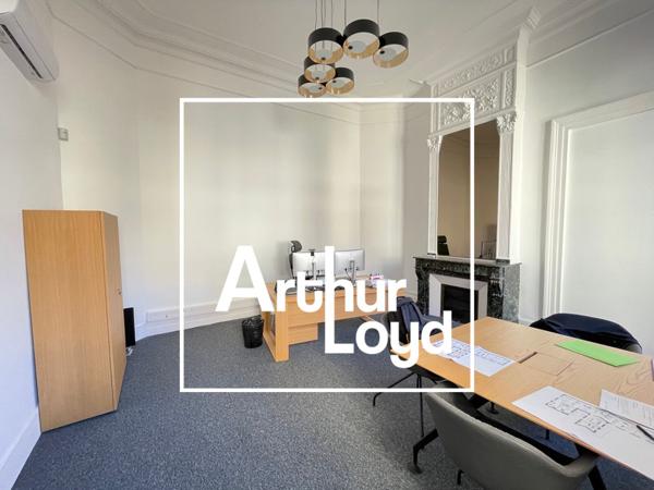 Bureaux à louer 276 m² Montpellier Jeu de Paume accès terrasse