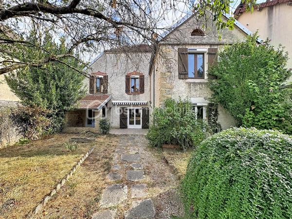 ✨En exclusivité chez BSK Immobilier

🏠Découvrez cette charmante maison de ville en pierre, pleine de caractère, offrant de beaux volumes et un fort potentiel d'aménagement.

Au rez-de-chaussée, vous trouverez une entrée desservant une jolie cuisine récente, aménagée et équipée, un salon/séjour lumineux, une chambre, une salle d'eau entièrement rénovée avec douche, meuble vasque et rangements, un bureau, un WC indépendant, une cave ainsi qu'un grand garage avec porte motorisée et un espace atelier.

À l'étage, la maison dispose de trois chambres, d'une spacieuse salle de bains avec WC et d'un vaste grenier aménageable, offrant de nombreuses possibilités d'agrandissement selon vos envies.

Son charmant terrain de 345 m2 saura vous séduire.

⭐ Les atouts de cette maison :

✅ Maison en pierre pleine de charme proche de toutes les commodités
✅ Cuisine récente aménagée et équipée
✅ Fenêtres PVC double vitrage au rez de chaussée
✅ Volets roulants électriques rez de chaussée et étage
✅ Tableau électrique refait
✅ Porte de garage motorisée
✅ Chaudière gaz récente
✅ Grand garage avec atelier
✅ Grenier offrant de nombreuses possibilités d'aménagement

🛠️ Quelques travaux de rénovation permettront de révéler tout le potentiel de cette maison et de créer un véritable cocon à votre image.

💙 Une belle opportunité à ne pas manquer ! Contactez-moi dès aujourd'hui pour organiser une visite et découvrir tout le potentiel de ce bien.