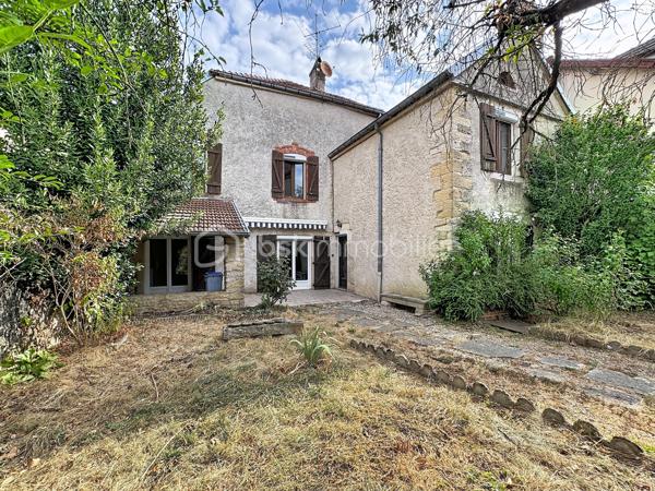 ✨En exclusivité chez BSK Immobilier

🏠Découvrez cette charmante maison de ville en pierre, pleine de caractère, offrant de beaux volumes et un fort potentiel d'aménagement.

Au rez-de-chaussée, vous trouverez une entrée desservant une jolie cuisine récente, aménagée et équipée, un salon/séjour lumineux, une chambre, une salle d'eau entièrement rénovée avec douche, meuble vasque et rangements, un bureau, un WC indépendant, une cave ainsi qu'un grand garage avec porte motorisée et un espace atelier.

À l'étage, la maison dispose de trois chambres, d'une spacieuse salle de bains avec WC et d'un vaste grenier aménageable, offrant de nombreuses possibilités d'agrandissement selon vos envies.

Son charmant terrain de 345 m2 saura vous séduire.

⭐ Les atouts de cette maison :

✅ Maison en pierre pleine de charme proche de toutes les commodités
✅ Cuisine récente aménagée et équipée
✅ Fenêtres PVC double vitrage au rez de chaussée
✅ Volets roulants électriques rez de chaussée et étage
✅ Tableau électrique refait
✅ Porte de garage motorisée
✅ Chaudière gaz récente
✅ Grand garage avec atelier
✅ Grenier offrant de nombreuses possibilités d'aménagement

🛠️ Quelques travaux de rénovation permettront de révéler tout le potentiel de cette maison et de créer un véritable cocon à votre image.

💙 Une belle opportunité à ne pas manquer ! Contactez-moi dès aujourd'hui pour organiser une visite et découvrir tout le potentiel de ce bien.