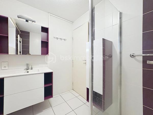 ✨En exclusivité chez BSK Immobilier

🏠Découvrez cette charmante maison de ville en pierre, pleine de caractère, offrant de beaux volumes et un fort potentiel d'aménagement.

Au rez-de-chaussée, vous trouverez une entrée desservant une jolie cuisine récente, aménagée et équipée, un salon/séjour lumineux, une chambre, une salle d'eau entièrement rénovée avec douche, meuble vasque et rangements, un bureau, un WC indépendant, une cave ainsi qu'un grand garage avec porte motorisée et un espace atelier.

À l'étage, la maison dispose de trois chambres, d'une spacieuse salle de bains avec WC et d'un vaste grenier aménageable, offrant de nombreuses possibilités d'agrandissement selon vos envies.

Son charmant terrain de 345 m2 saura vous séduire.

⭐ Les atouts de cette maison :

✅ Maison en pierre pleine de charme proche de toutes les commodités
✅ Cuisine récente aménagée et équipée
✅ Fenêtres PVC double vitrage au rez de chaussée
✅ Volets roulants électriques rez de chaussée et étage
✅ Tableau électrique refait
✅ Porte de garage motorisée
✅ Chaudière gaz récente
✅ Grand garage avec atelier
✅ Grenier offrant de nombreuses possibilités d'aménagement

🛠️ Quelques travaux de rénovation permettront de révéler tout le potentiel de cette maison et de créer un véritable cocon à votre image.

💙 Une belle opportunité à ne pas manquer ! Contactez-moi dès aujourd'hui pour organiser une visite et découvrir tout le potentiel de ce bien.