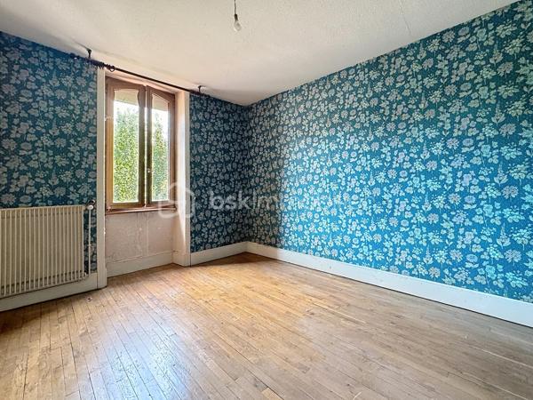 ✨En exclusivité chez BSK Immobilier

🏠Découvrez cette charmante maison de ville en pierre, pleine de caractère, offrant de beaux volumes et un fort potentiel d'aménagement.

Au rez-de-chaussée, vous trouverez une entrée desservant une jolie cuisine récente, aménagée et équipée, un salon/séjour lumineux, une chambre, une salle d'eau entièrement rénovée avec douche, meuble vasque et rangements, un bureau, un WC indépendant, une cave ainsi qu'un grand garage avec porte motorisée et un espace atelier.

À l'étage, la maison dispose de trois chambres, d'une spacieuse salle de bains avec WC et d'un vaste grenier aménageable, offrant de nombreuses possibilités d'agrandissement selon vos envies.

Son charmant terrain de 345 m2 saura vous séduire.

⭐ Les atouts de cette maison :

✅ Maison en pierre pleine de charme proche de toutes les commodités
✅ Cuisine récente aménagée et équipée
✅ Fenêtres PVC double vitrage au rez de chaussée
✅ Volets roulants électriques rez de chaussée et étage
✅ Tableau électrique refait
✅ Porte de garage motorisée
✅ Chaudière gaz récente
✅ Grand garage avec atelier
✅ Grenier offrant de nombreuses possibilités d'aménagement

🛠️ Quelques travaux de rénovation permettront de révéler tout le potentiel de cette maison et de créer un véritable cocon à votre image.

💙 Une belle opportunité à ne pas manquer ! Contactez-moi dès aujourd'hui pour organiser une visite et découvrir tout le potentiel de ce bien.