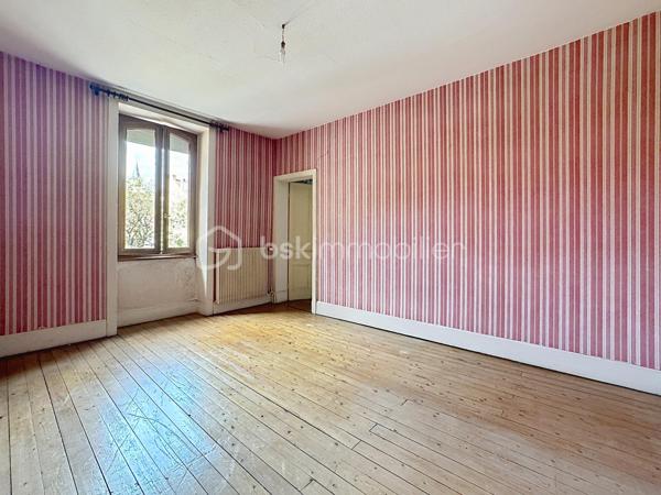 ✨En exclusivité chez BSK Immobilier

🏠Découvrez cette charmante maison de ville en pierre, pleine de caractère, offrant de beaux volumes et un fort potentiel d'aménagement.

Au rez-de-chaussée, vous trouverez une entrée desservant une jolie cuisine récente, aménagée et équipée, un salon/séjour lumineux, une chambre, une salle d'eau entièrement rénovée avec douche, meuble vasque et rangements, un bureau, un WC indépendant, une cave ainsi qu'un grand garage avec porte motorisée et un espace atelier.

À l'étage, la maison dispose de trois chambres, d'une spacieuse salle de bains avec WC et d'un vaste grenier aménageable, offrant de nombreuses possibilités d'agrandissement selon vos envies.

Son charmant terrain de 345 m2 saura vous séduire.

⭐ Les atouts de cette maison :

✅ Maison en pierre pleine de charme proche de toutes les commodités
✅ Cuisine récente aménagée et équipée
✅ Fenêtres PVC double vitrage au rez de chaussée
✅ Volets roulants électriques rez de chaussée et étage
✅ Tableau électrique refait
✅ Porte de garage motorisée
✅ Chaudière gaz récente
✅ Grand garage avec atelier
✅ Grenier offrant de nombreuses possibilités d'aménagement

🛠️ Quelques travaux de rénovation permettront de révéler tout le potentiel de cette maison et de créer un véritable cocon à votre image.

💙 Une belle opportunité à ne pas manquer ! Contactez-moi dès aujourd'hui pour organiser une visite et découvrir tout le potentiel de ce bien.