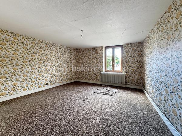 ✨En exclusivité chez BSK Immobilier

🏠Découvrez cette charmante maison de ville en pierre, pleine de caractère, offrant de beaux volumes et un fort potentiel d'aménagement.

Au rez-de-chaussée, vous trouverez une entrée desservant une jolie cuisine récente, aménagée et équipée, un salon/séjour lumineux, une chambre, une salle d'eau entièrement rénovée avec douche, meuble vasque et rangements, un bureau, un WC indépendant, une cave ainsi qu'un grand garage avec porte motorisée et un espace atelier.

À l'étage, la maison dispose de trois chambres, d'une spacieuse salle de bains avec WC et d'un vaste grenier aménageable, offrant de nombreuses possibilités d'agrandissement selon vos envies.

Son charmant terrain de 345 m2 saura vous séduire.

⭐ Les atouts de cette maison :

✅ Maison en pierre pleine de charme proche de toutes les commodités
✅ Cuisine récente aménagée et équipée
✅ Fenêtres PVC double vitrage au rez de chaussée
✅ Volets roulants électriques rez de chaussée et étage
✅ Tableau électrique refait
✅ Porte de garage motorisée
✅ Chaudière gaz récente
✅ Grand garage avec atelier
✅ Grenier offrant de nombreuses possibilités d'aménagement

🛠️ Quelques travaux de rénovation permettront de révéler tout le potentiel de cette maison et de créer un véritable cocon à votre image.

💙 Une belle opportunité à ne pas manquer ! Contactez-moi dès aujourd'hui pour organiser une visite et découvrir tout le potentiel de ce bien.