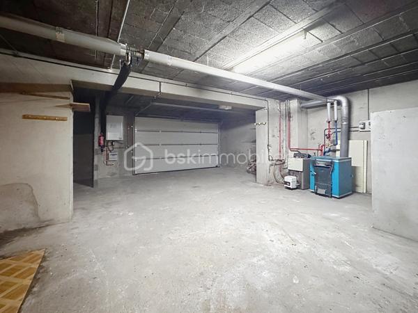 ✨En exclusivité chez BSK Immobilier

🏠Découvrez cette charmante maison de ville en pierre, pleine de caractère, offrant de beaux volumes et un fort potentiel d'aménagement.

Au rez-de-chaussée, vous trouverez une entrée desservant une jolie cuisine récente, aménagée et équipée, un salon/séjour lumineux, une chambre, une salle d'eau entièrement rénovée avec douche, meuble vasque et rangements, un bureau, un WC indépendant, une cave ainsi qu'un grand garage avec porte motorisée et un espace atelier.

À l'étage, la maison dispose de trois chambres, d'une spacieuse salle de bains avec WC et d'un vaste grenier aménageable, offrant de nombreuses possibilités d'agrandissement selon vos envies.

Son charmant terrain de 345 m2 saura vous séduire.

⭐ Les atouts de cette maison :

✅ Maison en pierre pleine de charme proche de toutes les commodités
✅ Cuisine récente aménagée et équipée
✅ Fenêtres PVC double vitrage au rez de chaussée
✅ Volets roulants électriques rez de chaussée et étage
✅ Tableau électrique refait
✅ Porte de garage motorisée
✅ Chaudière gaz récente
✅ Grand garage avec atelier
✅ Grenier offrant de nombreuses possibilités d'aménagement

🛠️ Quelques travaux de rénovation permettront de révéler tout le potentiel de cette maison et de créer un véritable cocon à votre image.

💙 Une belle opportunité à ne pas manquer ! Contactez-moi dès aujourd'hui pour organiser une visite et découvrir tout le potentiel de ce bien.