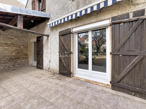 ✨En exclusivité chez BSK Immobilier

🏠Découvrez cette charmante maison de ville en pierre, pleine de caractère, offrant de beaux volumes et un fort potentiel d'aménagement.

Au rez-de-chaussée, vous trouverez une entrée desservant une jolie cuisine récente, aménagée et équipée, un salon/séjour lumineux, une chambre, une salle d'eau entièrement rénovée avec douche, meuble vasque et rangements, un bureau, un WC indépendant, une cave ainsi qu'un grand garage avec porte motorisée et un espace atelier.

À l'étage, la maison dispose de trois chambres, d'une spacieuse salle de bains avec WC et d'un vaste grenier aménageable, offrant de nombreuses possibilités d'agrandissement selon vos envies.

Son charmant terrain de 345 m2 saura vous séduire.

⭐ Les atouts de cette maison :

✅ Maison en pierre pleine de charme proche de toutes les commodités
✅ Cuisine récente aménagée et équipée
✅ Fenêtres PVC double vitrage au rez de chaussée
✅ Volets roulants électriques rez de chaussée et étage
✅ Tableau électrique refait
✅ Porte de garage motorisée
✅ Chaudière gaz récente
✅ Grand garage avec atelier
✅ Grenier offrant de nombreuses possibilités d'aménagement

🛠️ Quelques travaux de rénovation permettront de révéler tout le potentiel de cette maison et de créer un véritable cocon à votre image.

💙 Une belle opportunité à ne pas manquer ! Contactez-moi dès aujourd'hui pour organiser une visite et découvrir tout le potentiel de ce bien.