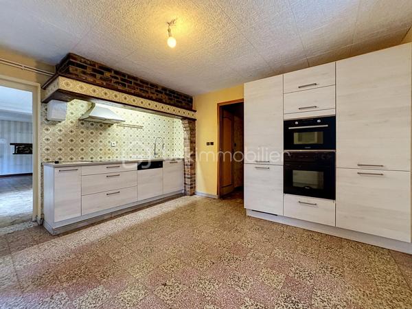✨En exclusivité chez BSK Immobilier

🏠Découvrez cette charmante maison de ville en pierre, pleine de caractère, offrant de beaux volumes et un fort potentiel d'aménagement.

Au rez-de-chaussée, vous trouverez une entrée desservant une jolie cuisine récente, aménagée et équipée, un salon/séjour lumineux, une chambre, une salle d'eau entièrement rénovée avec douche, meuble vasque et rangements, un bureau, un WC indépendant, une cave ainsi qu'un grand garage avec porte motorisée et un espace atelier.

À l'étage, la maison dispose de trois chambres, d'une spacieuse salle de bains avec WC et d'un vaste grenier aménageable, offrant de nombreuses possibilités d'agrandissement selon vos envies.

Son charmant terrain de 345 m2 saura vous séduire.

⭐ Les atouts de cette maison :

✅ Maison en pierre pleine de charme proche de toutes les commodités
✅ Cuisine récente aménagée et équipée
✅ Fenêtres PVC double vitrage au rez de chaussée
✅ Volets roulants électriques rez de chaussée et étage
✅ Tableau électrique refait
✅ Porte de garage motorisée
✅ Chaudière gaz récente
✅ Grand garage avec atelier
✅ Grenier offrant de nombreuses possibilités d'aménagement

🛠️ Quelques travaux de rénovation permettront de révéler tout le potentiel de cette maison et de créer un véritable cocon à votre image.

💙 Une belle opportunité à ne pas manquer ! Contactez-moi dès aujourd'hui pour organiser une visite et découvrir tout le potentiel de ce bien.