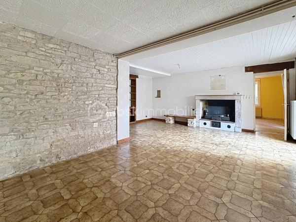 ✨En exclusivité chez BSK Immobilier

🏠Découvrez cette charmante maison de ville en pierre, pleine de caractère, offrant de beaux volumes et un fort potentiel d'aménagement.

Au rez-de-chaussée, vous trouverez une entrée desservant une jolie cuisine récente, aménagée et équipée, un salon/séjour lumineux, une chambre, une salle d'eau entièrement rénovée avec douche, meuble vasque et rangements, un bureau, un WC indépendant, une cave ainsi qu'un grand garage avec porte motorisée et un espace atelier.

À l'étage, la maison dispose de trois chambres, d'une spacieuse salle de bains avec WC et d'un vaste grenier aménageable, offrant de nombreuses possibilités d'agrandissement selon vos envies.

Son charmant terrain de 345 m2 saura vous séduire.

⭐ Les atouts de cette maison :

✅ Maison en pierre pleine de charme proche de toutes les commodités
✅ Cuisine récente aménagée et équipée
✅ Fenêtres PVC double vitrage au rez de chaussée
✅ Volets roulants électriques rez de chaussée et étage
✅ Tableau électrique refait
✅ Porte de garage motorisée
✅ Chaudière gaz récente
✅ Grand garage avec atelier
✅ Grenier offrant de nombreuses possibilités d'aménagement

🛠️ Quelques travaux de rénovation permettront de révéler tout le potentiel de cette maison et de créer un véritable cocon à votre image.

💙 Une belle opportunité à ne pas manquer ! Contactez-moi dès aujourd'hui pour organiser une visite et découvrir tout le potentiel de ce bien.