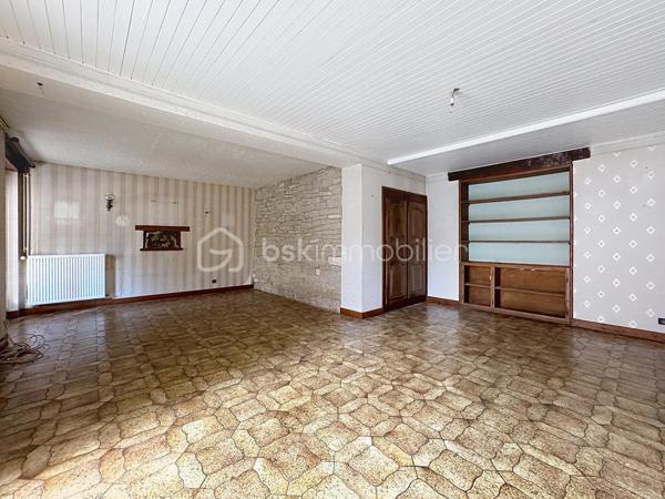 ✨En exclusivité chez BSK Immobilier

🏠Découvrez cette charmante maison de ville en pierre, pleine de caractère, offrant de beaux volumes et un fort potentiel d'aménagement.

Au rez-de-chaussée, vous trouverez une entrée desservant une jolie cuisine récente, aménagée et équipée, un salon/séjour lumineux, une chambre, une salle d'eau entièrement rénovée avec douche, meuble vasque et rangements, un bureau, un WC indépendant, une cave ainsi qu'un grand garage avec porte motorisée et un espace atelier.

À l'étage, la maison dispose de trois chambres, d'une spacieuse salle de bains avec WC et d'un vaste grenier aménageable, offrant de nombreuses possibilités d'agrandissement selon vos envies.

Son charmant terrain de 345 m2 saura vous séduire.

⭐ Les atouts de cette maison :

✅ Maison en pierre pleine de charme proche de toutes les commodités
✅ Cuisine récente aménagée et équipée
✅ Fenêtres PVC double vitrage au rez de chaussée
✅ Volets roulants électriques rez de chaussée et étage
✅ Tableau électrique refait
✅ Porte de garage motorisée
✅ Chaudière gaz récente
✅ Grand garage avec atelier
✅ Grenier offrant de nombreuses possibilités d'aménagement

🛠️ Quelques travaux de rénovation permettront de révéler tout le potentiel de cette maison et de créer un véritable cocon à votre image.

💙 Une belle opportunité à ne pas manquer ! Contactez-moi dès aujourd'hui pour organiser une visite et découvrir tout le potentiel de ce bien.