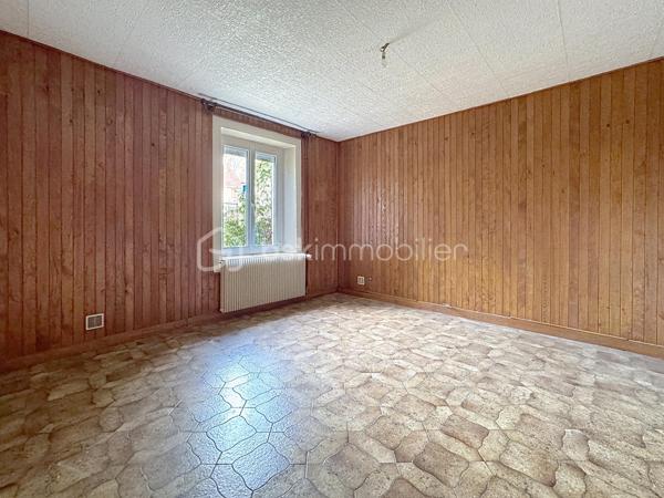 ✨En exclusivité chez BSK Immobilier

🏠Découvrez cette charmante maison de ville en pierre, pleine de caractère, offrant de beaux volumes et un fort potentiel d'aménagement.

Au rez-de-chaussée, vous trouverez une entrée desservant une jolie cuisine récente, aménagée et équipée, un salon/séjour lumineux, une chambre, une salle d'eau entièrement rénovée avec douche, meuble vasque et rangements, un bureau, un WC indépendant, une cave ainsi qu'un grand garage avec porte motorisée et un espace atelier.

À l'étage, la maison dispose de trois chambres, d'une spacieuse salle de bains avec WC et d'un vaste grenier aménageable, offrant de nombreuses possibilités d'agrandissement selon vos envies.

Son charmant terrain de 345 m2 saura vous séduire.

⭐ Les atouts de cette maison :

✅ Maison en pierre pleine de charme proche de toutes les commodités
✅ Cuisine récente aménagée et équipée
✅ Fenêtres PVC double vitrage au rez de chaussée
✅ Volets roulants électriques rez de chaussée et étage
✅ Tableau électrique refait
✅ Porte de garage motorisée
✅ Chaudière gaz récente
✅ Grand garage avec atelier
✅ Grenier offrant de nombreuses possibilités d'aménagement

🛠️ Quelques travaux de rénovation permettront de révéler tout le potentiel de cette maison et de créer un véritable cocon à votre image.

💙 Une belle opportunité à ne pas manquer ! Contactez-moi dès aujourd'hui pour organiser une visite et découvrir tout le potentiel de ce bien.