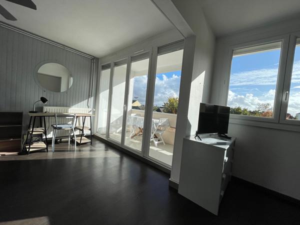 A vendre Angers Belle Beille Patton, appartement type 1bis avec cuisine aménagée équipée, un espace chambre, un balcon, 1er étage, ascenseur, place de parking privative. Arrêt de tramway et bus à 3 minutes à pieds, commerces aux pieds de la résidence. Idé