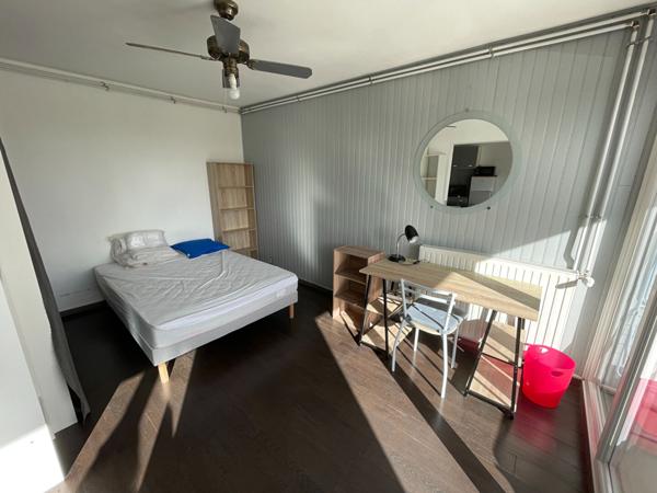 A vendre Angers Belle Beille Patton, appartement type 1bis avec cuisine aménagée équipée, un espace chambre, un balcon, 1er étage, ascenseur, place de parking privative. Arrêt de tramway et bus à 3 minutes à pieds, commerces aux pieds de la résidence. Idé