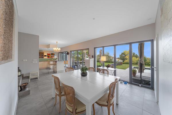 THIONVILLE Superbe Villa 6 Chambres 280 m² habitables Vue dégagée. Piscine chauffée Grand Jardin Sous-sol aménagé