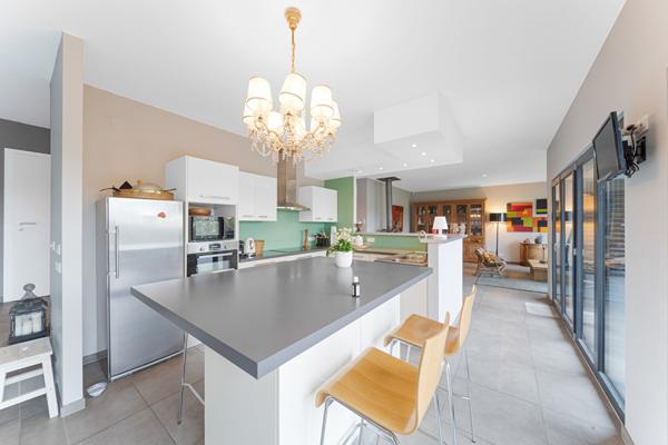 THIONVILLE Superbe Villa 6 Chambres 280 m² habitables Vue dégagée. Piscine chauffée Grand Jardin Sous-sol aménagé