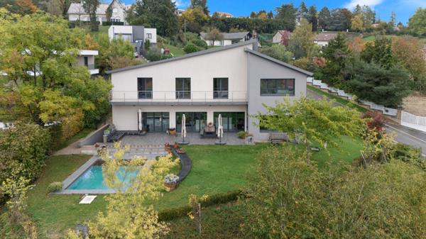 THIONVILLE Superbe Villa 6 Chambres 280 m² habitables Vue dégagée. Piscine chauffée Grand Jardin Sous-sol aménagé