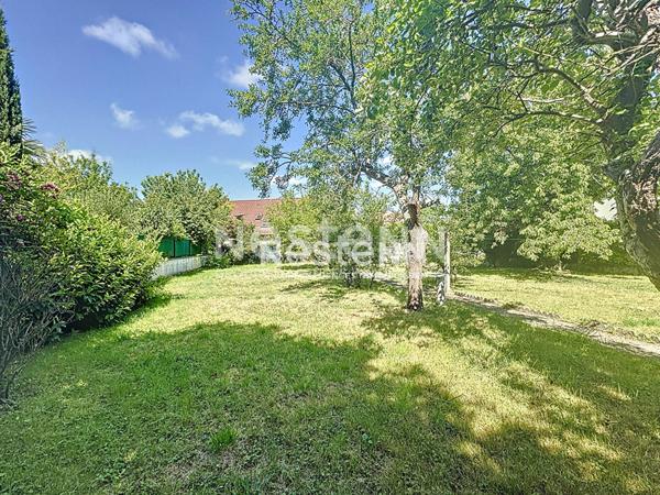 A vendre maison à Morangis avec terrain pouvant être divisé, dans un secteur calme et pavillonnaire proche des commerces et des écoles