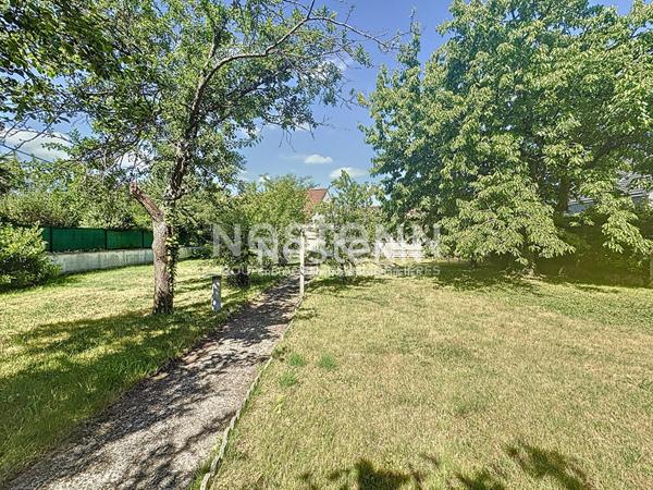 A vendre maison à Morangis avec terrain pouvant être divisé, dans un secteur calme et pavillonnaire proche des commerces et des écoles