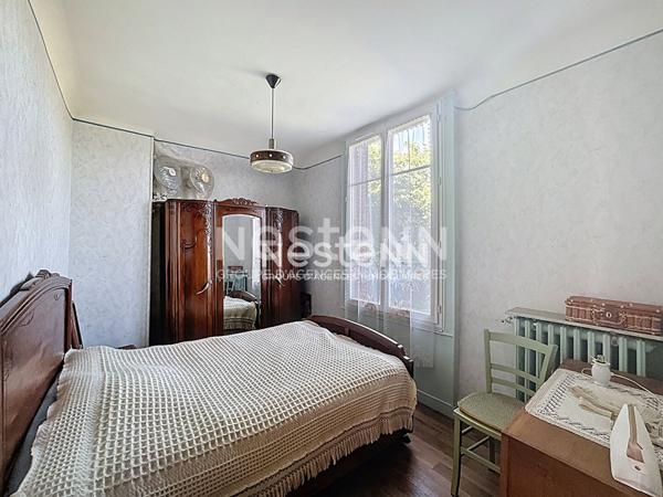 A vendre maison à Morangis avec terrain pouvant être divisé, dans un secteur calme et pavillonnaire proche des commerces et des écoles