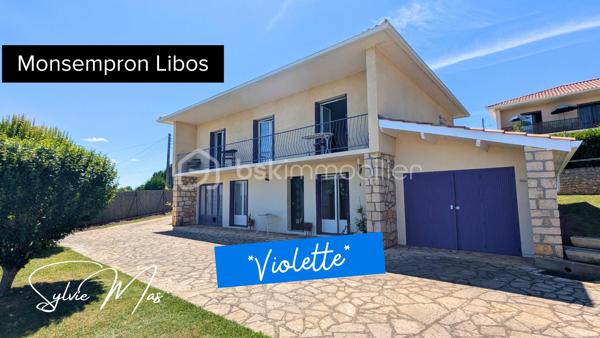 Réf. Violette – À proximité des commerces et des écoles, dans un quartier résidentiel calme, cette maison vous séduira par son confort et les nombreux travaux réalisés ces dernières années.
Implantée sur un terrain entièrement clos de 703 m², cette maison traditionnelle développe 106 m² habitables répartis sur deux niveaux, offrant une organisation idéale pour accueillir une famille.

A l'étage, la belle pièce de vie s'ouvre sur un balcon filant couvert d'environ 10 mètres de long. Avec sa vue dégagée et son exposition agréable, il devient naturellement un prolongement du salon, idéal pour prendre un café, lire ou simplement profiter de l'extérieur sans quitter le confort de la maison. La cuisine indépendante aménagée, les deux chambres de 13,5 et 10,5 m2, la salle d'eau rénovée avec douche à receveur extra-plat et le WC indépendant composent un espace de vie fonctionnel et agréable au quotidien.
Le rez-de-chaussée propose une vaste entrée, deux chambres supplémentaires avec accès direct au jardin par portes-fenêtres, un espace buanderie-chaufferie, une remise ainsi que deux garages. L'une des chambres dispose de son propre lavabo et WC, un véritable atout pour recevoir famille, amis ou envisager un espace indépendant.

Ce qui fait la différence ? Les nombreux travaux réalisés pour améliorer durablement le confort de la maison :
✔ Toiture entièrement refaite en 2022
✔ Isolation des combles et du plafond du garage en sous-sol
✔ Climatisations réversibles Mitsubishi
✔ Chaudière fioul à condensation Viessmann de 2018
✔ Électricité et plomberie rénovées
✔ Salle d'eau modernisée avec douche à receveur extra-plat
✔ Porte d'entrée récente + Menuiseries PVC double vitrage à l'étage
✔ Volets roulants électriques aux fenêtres
✔ Gouttières aluminium
✔ Raccordement au tout-à-l'égout

À l'extérieur, le jardin clos offre un espace sécurisé pour les enfants, les animaux de compagnie ou simplement pour profiter des beaux jours en toute tranquillité.
*Violette* est une maison rassurante, entretenue avec attention, où les gros travaux ont déjà été réalisés. Une opportunité idéale pour une famille à la recherche d'un cadre de vie pratique, confortable et serein, à proximité immédiate des commodités.
Et si *Violette* était votre nouvelle maison ?