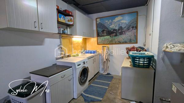 Réf. Violette – À proximité des commerces et des écoles, dans un quartier résidentiel calme, cette maison vous séduira par son confort et les nombreux travaux réalisés ces dernières années.
Implantée sur un terrain entièrement clos de 703 m², cette maison traditionnelle développe 106 m² habitables répartis sur deux niveaux, offrant une organisation idéale pour accueillir une famille.

A l'étage, la belle pièce de vie s'ouvre sur un balcon filant couvert d'environ 10 mètres de long. Avec sa vue dégagée et son exposition agréable, il devient naturellement un prolongement du salon, idéal pour prendre un café, lire ou simplement profiter de l'extérieur sans quitter le confort de la maison. La cuisine indépendante aménagée, les deux chambres de 13,5 et 10,5 m2, la salle d'eau rénovée avec douche à receveur extra-plat et le WC indépendant composent un espace de vie fonctionnel et agréable au quotidien.
Le rez-de-chaussée propose une vaste entrée, deux chambres supplémentaires avec accès direct au jardin par portes-fenêtres, un espace buanderie-chaufferie, une remise ainsi que deux garages. L'une des chambres dispose de son propre lavabo et WC, un véritable atout pour recevoir famille, amis ou envisager un espace indépendant.

Ce qui fait la différence ? Les nombreux travaux réalisés pour améliorer durablement le confort de la maison :
✔ Toiture entièrement refaite en 2022
✔ Isolation des combles et du plafond du garage en sous-sol
✔ Climatisations réversibles Mitsubishi
✔ Chaudière fioul à condensation Viessmann de 2018
✔ Électricité et plomberie rénovées
✔ Salle d'eau modernisée avec douche à receveur extra-plat
✔ Porte d'entrée récente + Menuiseries PVC double vitrage à l'étage
✔ Volets roulants électriques aux fenêtres
✔ Gouttières aluminium
✔ Raccordement au tout-à-l'égout

À l'extérieur, le jardin clos offre un espace sécurisé pour les enfants, les animaux de compagnie ou simplement pour profiter des beaux jours en toute tranquillité.
*Violette* est une maison rassurante, entretenue avec attention, où les gros travaux ont déjà été réalisés. Une opportunité idéale pour une famille à la recherche d'un cadre de vie pratique, confortable et serein, à proximité immédiate des commodités.
Et si *Violette* était votre nouvelle maison ?
