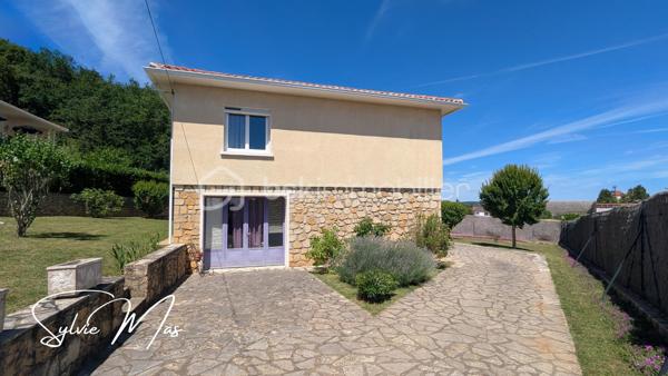 Réf. Violette – À proximité des commerces et des écoles, dans un quartier résidentiel calme, cette maison vous séduira par son confort et les nombreux travaux réalisés ces dernières années.
Implantée sur un terrain entièrement clos de 703 m², cette maison traditionnelle développe 106 m² habitables répartis sur deux niveaux, offrant une organisation idéale pour accueillir une famille.

A l'étage, la belle pièce de vie s'ouvre sur un balcon filant couvert d'environ 10 mètres de long. Avec sa vue dégagée et son exposition agréable, il devient naturellement un prolongement du salon, idéal pour prendre un café, lire ou simplement profiter de l'extérieur sans quitter le confort de la maison. La cuisine indépendante aménagée, les deux chambres de 13,5 et 10,5 m2, la salle d'eau rénovée avec douche à receveur extra-plat et le WC indépendant composent un espace de vie fonctionnel et agréable au quotidien.
Le rez-de-chaussée propose une vaste entrée, deux chambres supplémentaires avec accès direct au jardin par portes-fenêtres, un espace buanderie-chaufferie, une remise ainsi que deux garages. L'une des chambres dispose de son propre lavabo et WC, un véritable atout pour recevoir famille, amis ou envisager un espace indépendant.

Ce qui fait la différence ? Les nombreux travaux réalisés pour améliorer durablement le confort de la maison :
✔ Toiture entièrement refaite en 2022
✔ Isolation des combles et du plafond du garage en sous-sol
✔ Climatisations réversibles Mitsubishi
✔ Chaudière fioul à condensation Viessmann de 2018
✔ Électricité et plomberie rénovées
✔ Salle d'eau modernisée avec douche à receveur extra-plat
✔ Porte d'entrée récente + Menuiseries PVC double vitrage à l'étage
✔ Volets roulants électriques aux fenêtres
✔ Gouttières aluminium
✔ Raccordement au tout-à-l'égout

À l'extérieur, le jardin clos offre un espace sécurisé pour les enfants, les animaux de compagnie ou simplement pour profiter des beaux jours en toute tranquillité.
*Violette* est une maison rassurante, entretenue avec attention, où les gros travaux ont déjà été réalisés. Une opportunité idéale pour une famille à la recherche d'un cadre de vie pratique, confortable et serein, à proximité immédiate des commodités.
Et si *Violette* était votre nouvelle maison ?