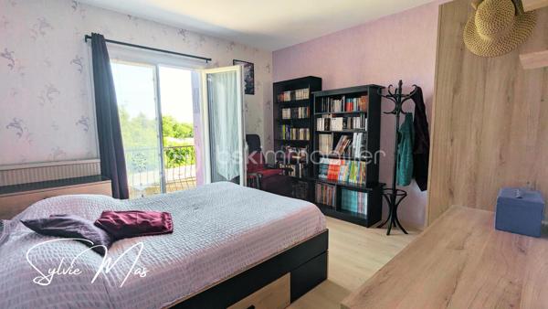 Réf. Violette – À proximité des commerces et des écoles, dans un quartier résidentiel calme, cette maison vous séduira par son confort et les nombreux travaux réalisés ces dernières années.
Implantée sur un terrain entièrement clos de 703 m², cette maison traditionnelle développe 106 m² habitables répartis sur deux niveaux, offrant une organisation idéale pour accueillir une famille.

A l'étage, la belle pièce de vie s'ouvre sur un balcon filant couvert d'environ 10 mètres de long. Avec sa vue dégagée et son exposition agréable, il devient naturellement un prolongement du salon, idéal pour prendre un café, lire ou simplement profiter de l'extérieur sans quitter le confort de la maison. La cuisine indépendante aménagée, les deux chambres de 13,5 et 10,5 m2, la salle d'eau rénovée avec douche à receveur extra-plat et le WC indépendant composent un espace de vie fonctionnel et agréable au quotidien.
Le rez-de-chaussée propose une vaste entrée, deux chambres supplémentaires avec accès direct au jardin par portes-fenêtres, un espace buanderie-chaufferie, une remise ainsi que deux garages. L'une des chambres dispose de son propre lavabo et WC, un véritable atout pour recevoir famille, amis ou envisager un espace indépendant.

Ce qui fait la différence ? Les nombreux travaux réalisés pour améliorer durablement le confort de la maison :
✔ Toiture entièrement refaite en 2022
✔ Isolation des combles et du plafond du garage en sous-sol
✔ Climatisations réversibles Mitsubishi
✔ Chaudière fioul à condensation Viessmann de 2018
✔ Électricité et plomberie rénovées
✔ Salle d'eau modernisée avec douche à receveur extra-plat
✔ Porte d'entrée récente + Menuiseries PVC double vitrage à l'étage
✔ Volets roulants électriques aux fenêtres
✔ Gouttières aluminium
✔ Raccordement au tout-à-l'égout

À l'extérieur, le jardin clos offre un espace sécurisé pour les enfants, les animaux de compagnie ou simplement pour profiter des beaux jours en toute tranquillité.
*Violette* est une maison rassurante, entretenue avec attention, où les gros travaux ont déjà été réalisés. Une opportunité idéale pour une famille à la recherche d'un cadre de vie pratique, confortable et serein, à proximité immédiate des commodités.
Et si *Violette* était votre nouvelle maison ?